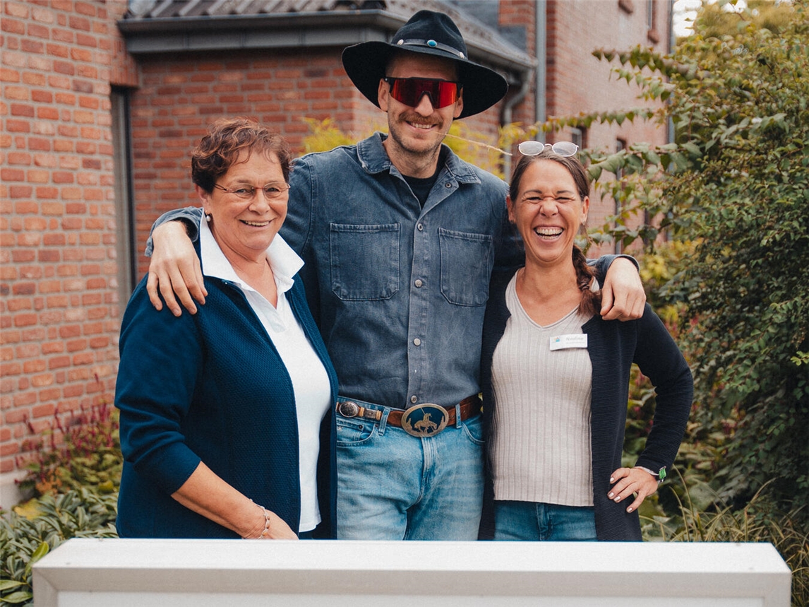 Frederik de Lasberg (M.) sammelt Spenden für das Wettener Hospiz, vertreten durch Birgitt Brünken (l.) und Nadine Weymanns.Fotos: privat