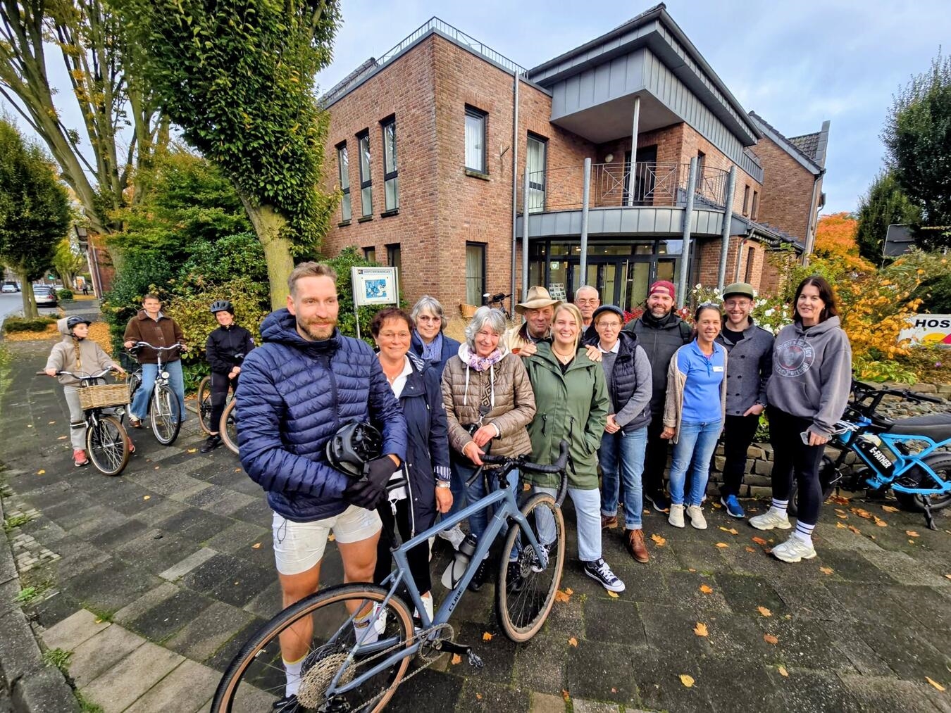 Spendenradtour durch die USA erfolgreich beendet Frederik De Lasberg wurde von seiner Familie und Freunden vor dem Hospik in Wetten empfangen. Fotos: Gerhard Seybert