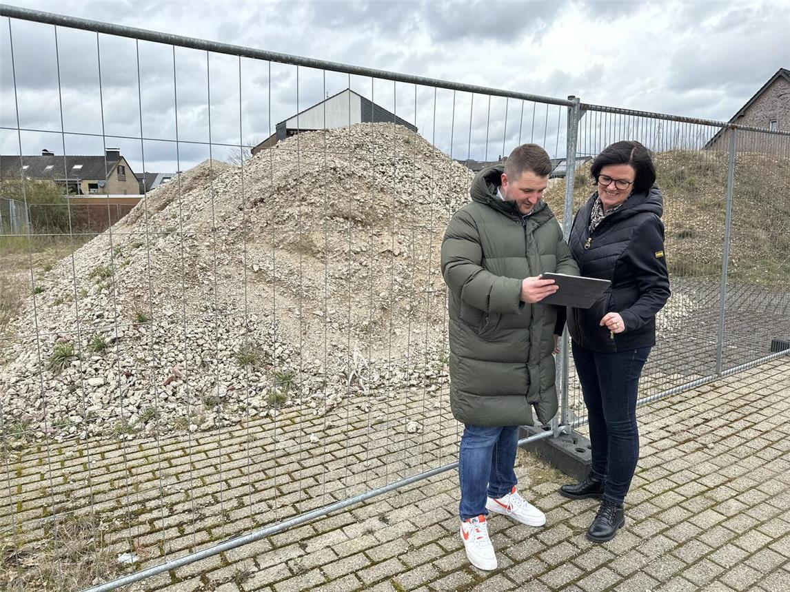 Frederik Paul und Petra Bockstegers am Willy-Brandt-Platz in Alpen. NN-Foto: SP