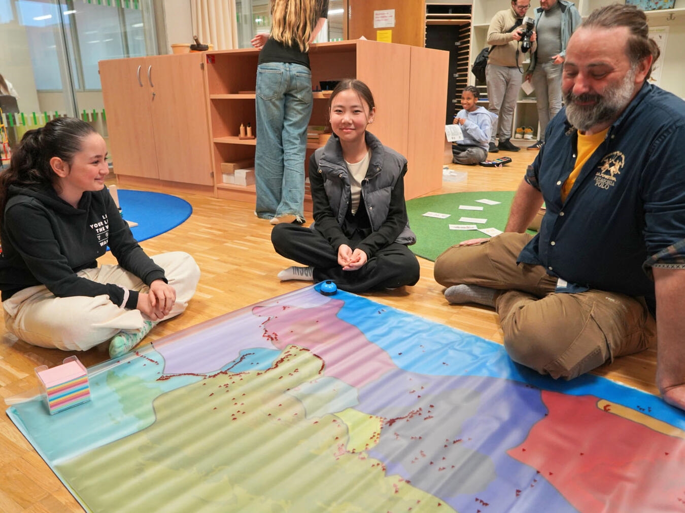 Freiarbeit sowohl im als auch außerhalb des Klassenzimmers ist ein wesentlicher Bestandteil der Montessori-Pädagogik. NN-Foto: G. Seybert