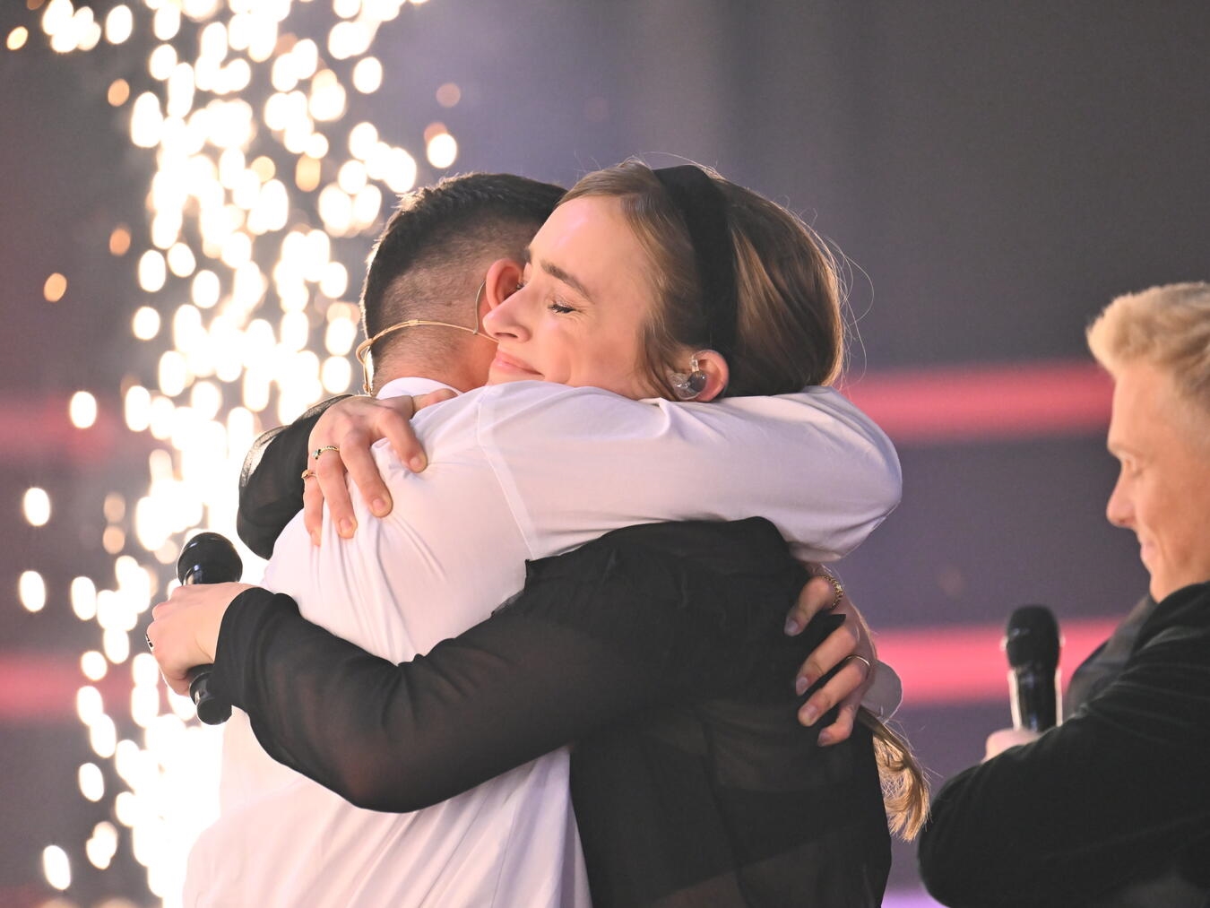 Freude pur: Anne Mosters und ihr Coach Nico Santos umarmen sich nach der Verkündung. Foto: Joyn/Claudius Pflug