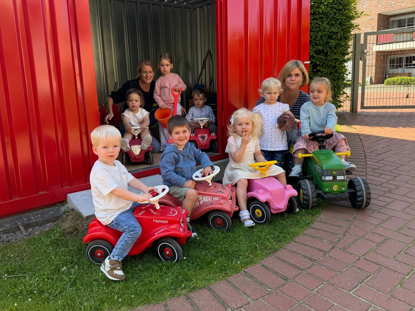 Kinder der Spielgruppe Vergissmeinnicht freuen sich über neuen Spiele-Container, danken Förderverein. Foto: Caritasverband Geldern-Kevelaer.