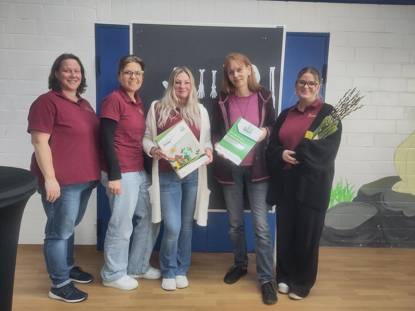 Erzieherinnen der Kita Goch freuen sich über erneute Zertifizierung mit Netzwerkkoordinatorin und Leitungsteam der Hochschule Rhein-Waal.