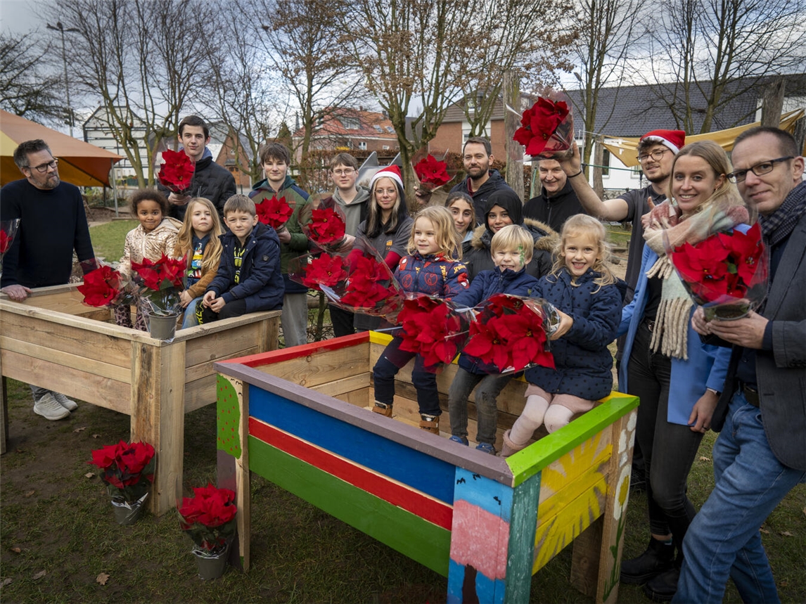 Freudiger Empfang im Kindergarten „Spatzennest“: Die Kinder übernehmen zwei selbstgebaute Hochbeete. NN-Foto: Gerhard Seybert