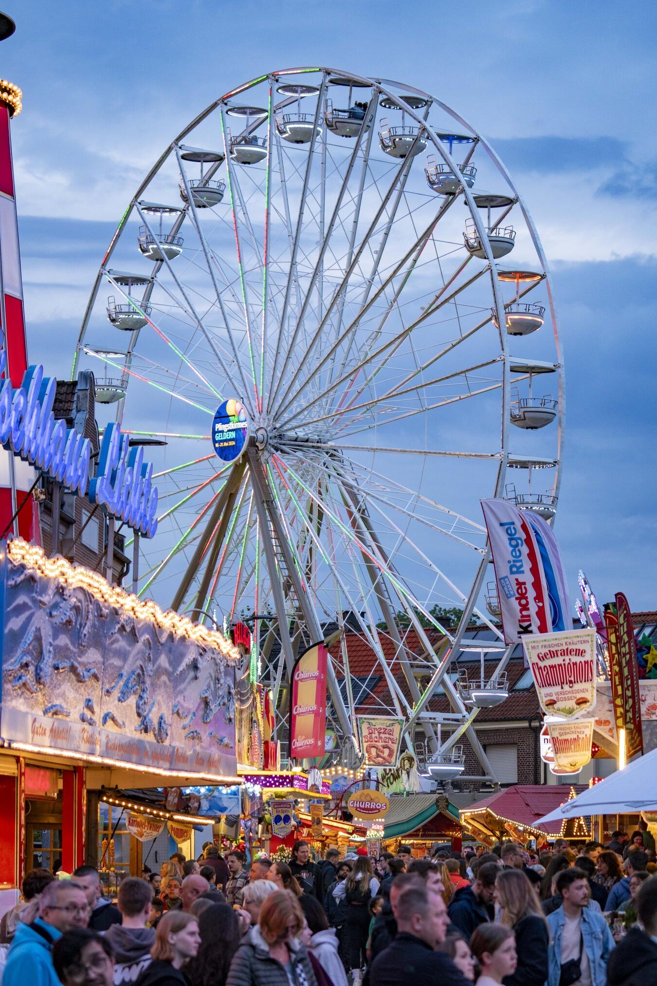 "Riesenrad Solar Wheel bei Nacht auf Kirmes, beleuchtet, mit Besuchern, Foto von Gerhard Seybert"