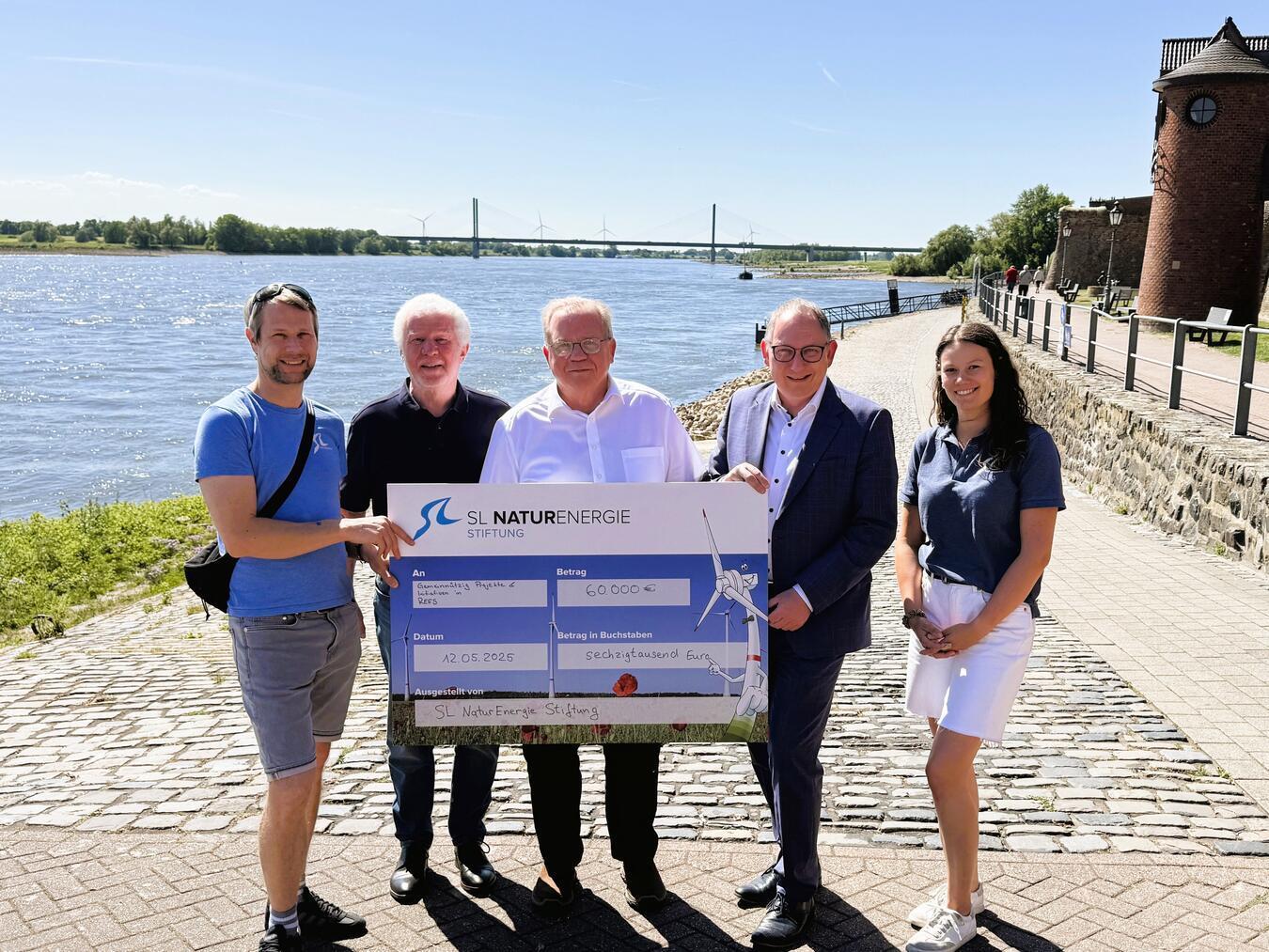 Freuen sich, 60.000 Euro an Reeser Vereine weitergeben zu können (v.l.): Sebastian Gampe, SL NaturEnergie, Dieter Karczewski, Vergabeausschuss Stadt Rees, Peter Friedmann, Vergabeausschuss Stadt Rees, Sebastian Hense, Bürgermeister Stadt Rees, und Lotta Piechel, SL NaturEnergie.Foto: Stadt Rees