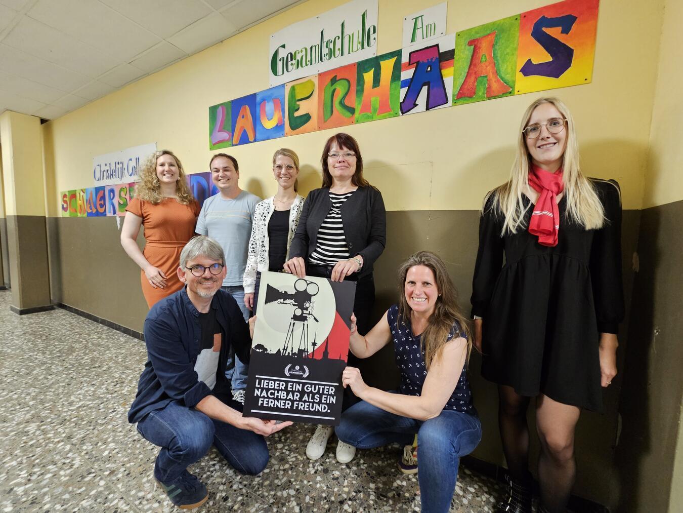 Freuen sich auf das 7. Niederrheinische Filmfestival: (hinten v.l.) Laura Hendrixen (Christelijk College Schaaersvoorde), Hendrik Heinze, Katja Brenk (beide Gesamtschule am Lauerhaas), Monika Stallknecht (Filmfestival), (vorne v.l.) Sebastian Eumann (Gesamtschule), Karin Nienhaus (Scala-Kulturspielhaus) und Kim Ernst (Sparkasse). NN-Foto: Thomas Langer