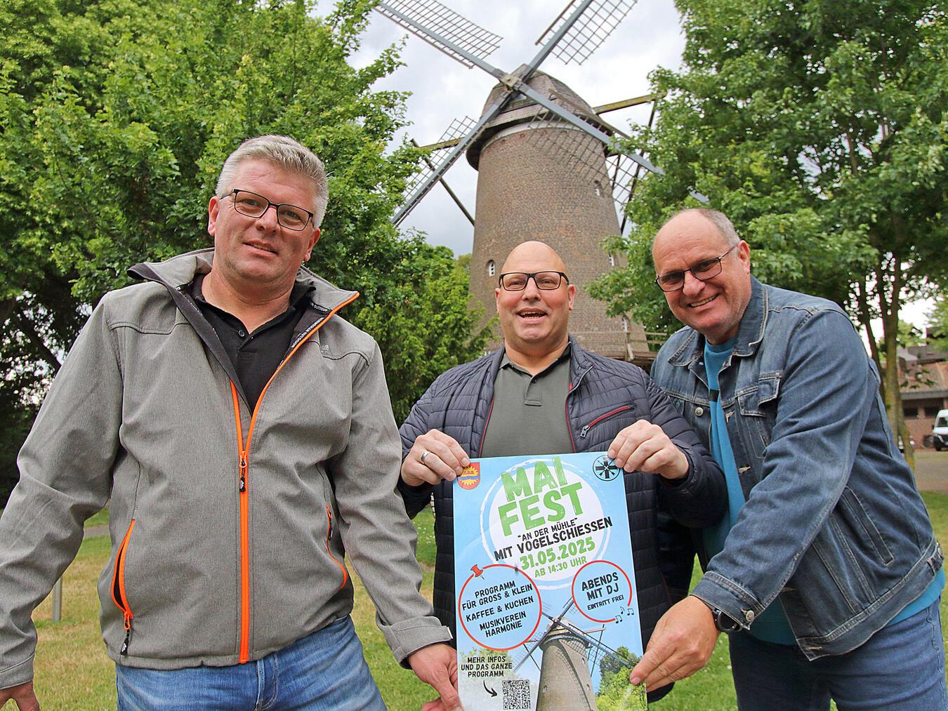 Sonsbecker Schützen starten gemeinsam ins Schützenjahr Freuen sich auf das anstehende Maifest (v.l.): Udo Faltmann (St. Sebastianus), Mike Kartheuser (St. Marien) und Lothar Willemsen (St. Anna). NN-Foto: Theo Leie