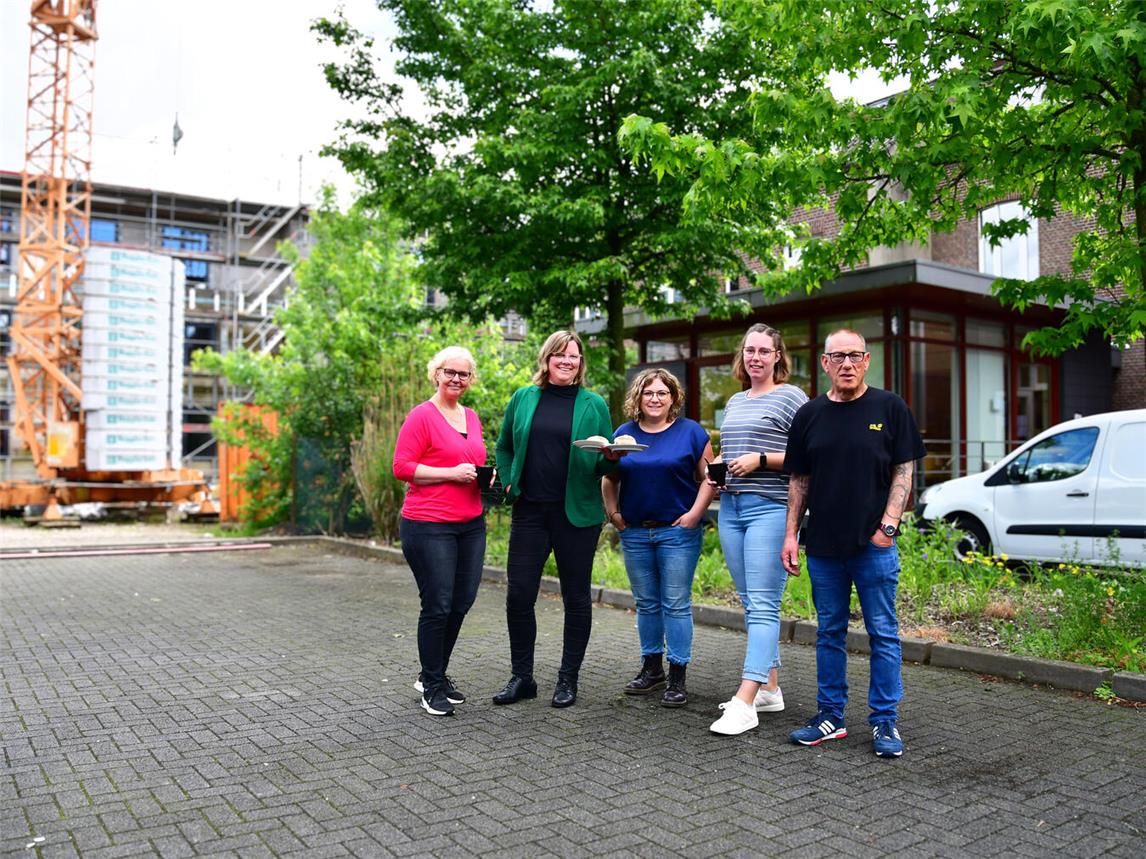 Freuen sich auf das Begegnungsfest im und am Kontaktcafe, Baustellenführungen sind ebenfalls möglich: Annette Büscher (v.l., Fachdienst Gemeindecaritas/Ehrenamtskoordination), Barbara Kortland (Beratungsstelle für Suchtfragen), Jennifer Dellnitz und Leonie Lamers (beide Fachstelle für Suchtvorbeugung) sowie Friedhelm Fritsche (Kontaktcafé).Foto: Caritas
