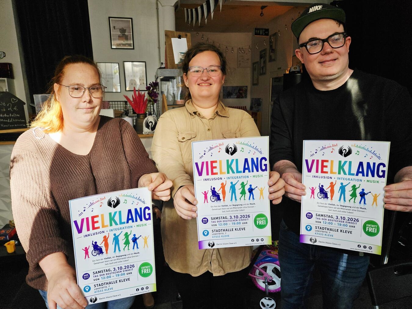 Jessika und André Müller mit Sängerin Mariella Overkamp beim Festival, lächelnd in die Kamera.