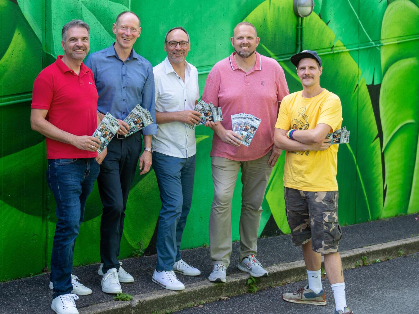 Freuen sich auf das Festival: (v.l.) Patrick Tekock (Sparkasse Krefeld), Reiner Senftleben (Brauerei Diebels AB InBev), Rainer Niersmann, Carsten Zündorf und Mattez Deckers. NN-Foto: Gerhard Seybert