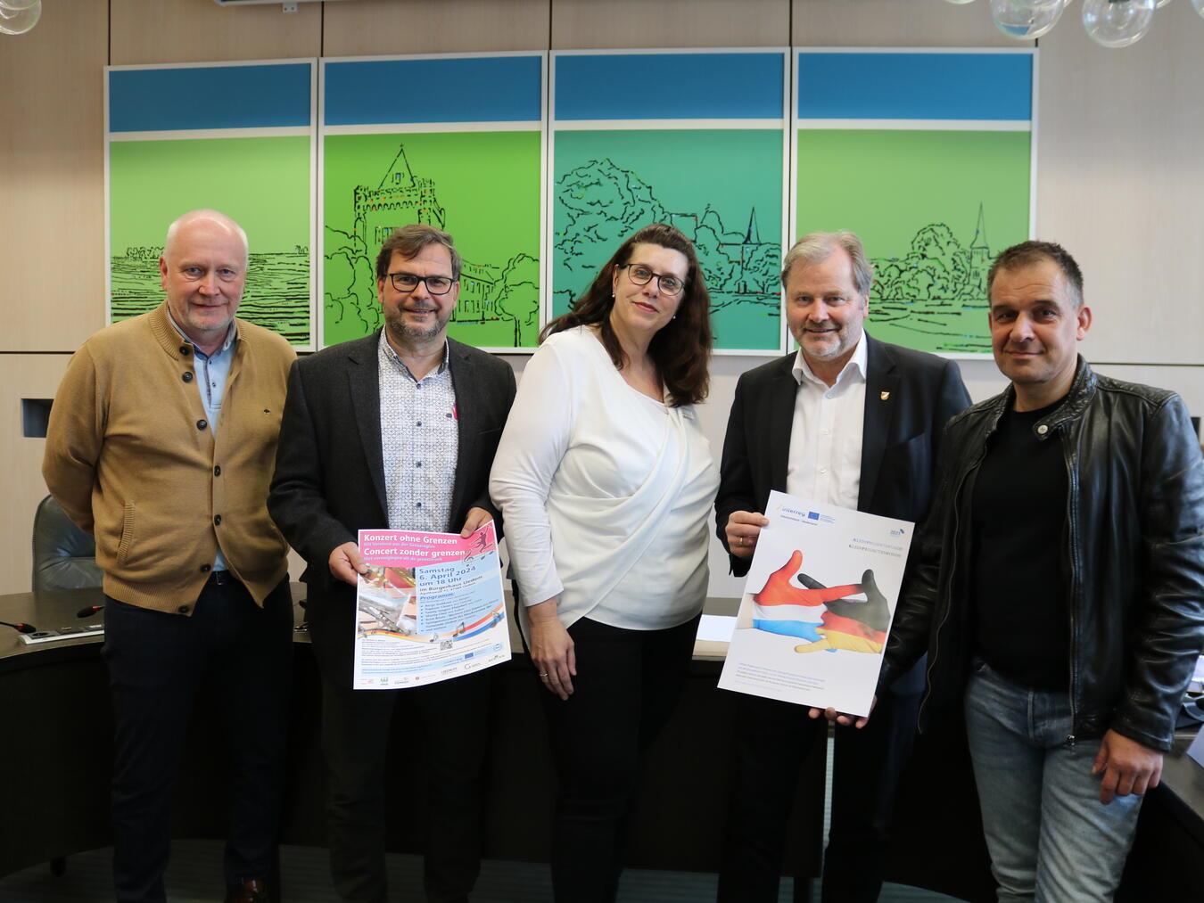 Freuen sich auf das grenzenlose Konzert (v. l.): Rüdiger Wenzel (Stadtmarketing Goch), Harald Münzner (Kalkar, Kultur/Freizeit/Tourismus), Klaudia Gärmer (Gemeinde Uedem), Bürgermeister Rainer Weber und Dirk van der Koelen (Weeze, Kultur und Freizeit). NN-Foto: CDS