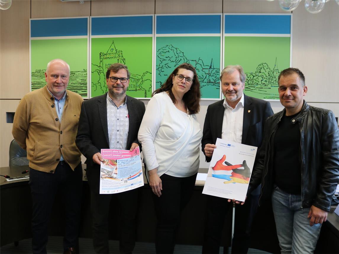 Freuen sich auf das grenzenlose Konzert (v. l.): Rüdiger Wenzel (Stadtmarketing Goch), Harald Münzner (Kalkar, Kultur/Freizeit/Tourismus), Klaudia Gärmer (Gemeinde Uedem), Bürgermeister Rainer Weber und Dirk van der Koelen (Weeze, Kultur und Freizeit). NN-Foto: CDS