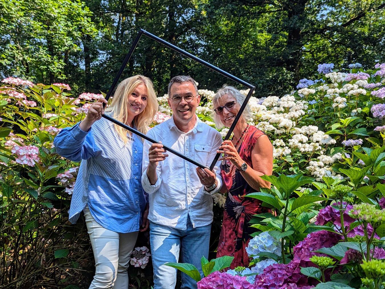 Freuen sich auf das Hortensienfest und haben schonmal einen Selfiepoint getestet: Julia Kanthak (l.) und Roswitha Albrecht vom Museum Schloss Moyland mit Peter Tiede-Arlt vom Unternehmerkreis Hortensien. NN-Foto: vs