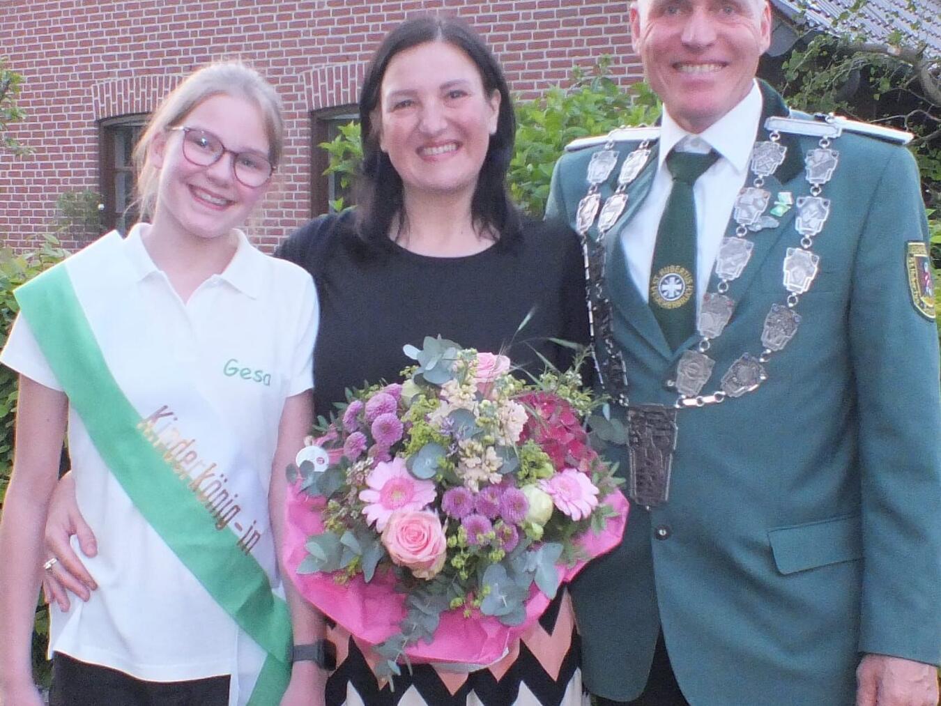 Kirmes in Uedemerbruch Freuen sich auf das Kirmeswochenende: König Thomas I. Denk mit Ehefrau Wioletta und Kinderkönigin Gesa. Foto: privat