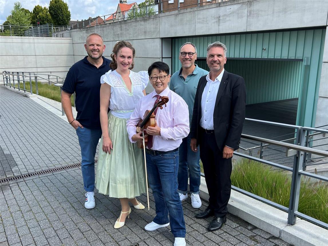 Freuen sich auf das Konzert in Geldern: (v.l.n.r.) Carsten Zündorf (Stadt Geldern), Désirée Brodka, Elizabeth Gärtner, Rainer Niersmann und Patrick Tekock (Sparkasse Krefeld).NN-Foto: Andrea Kempkens