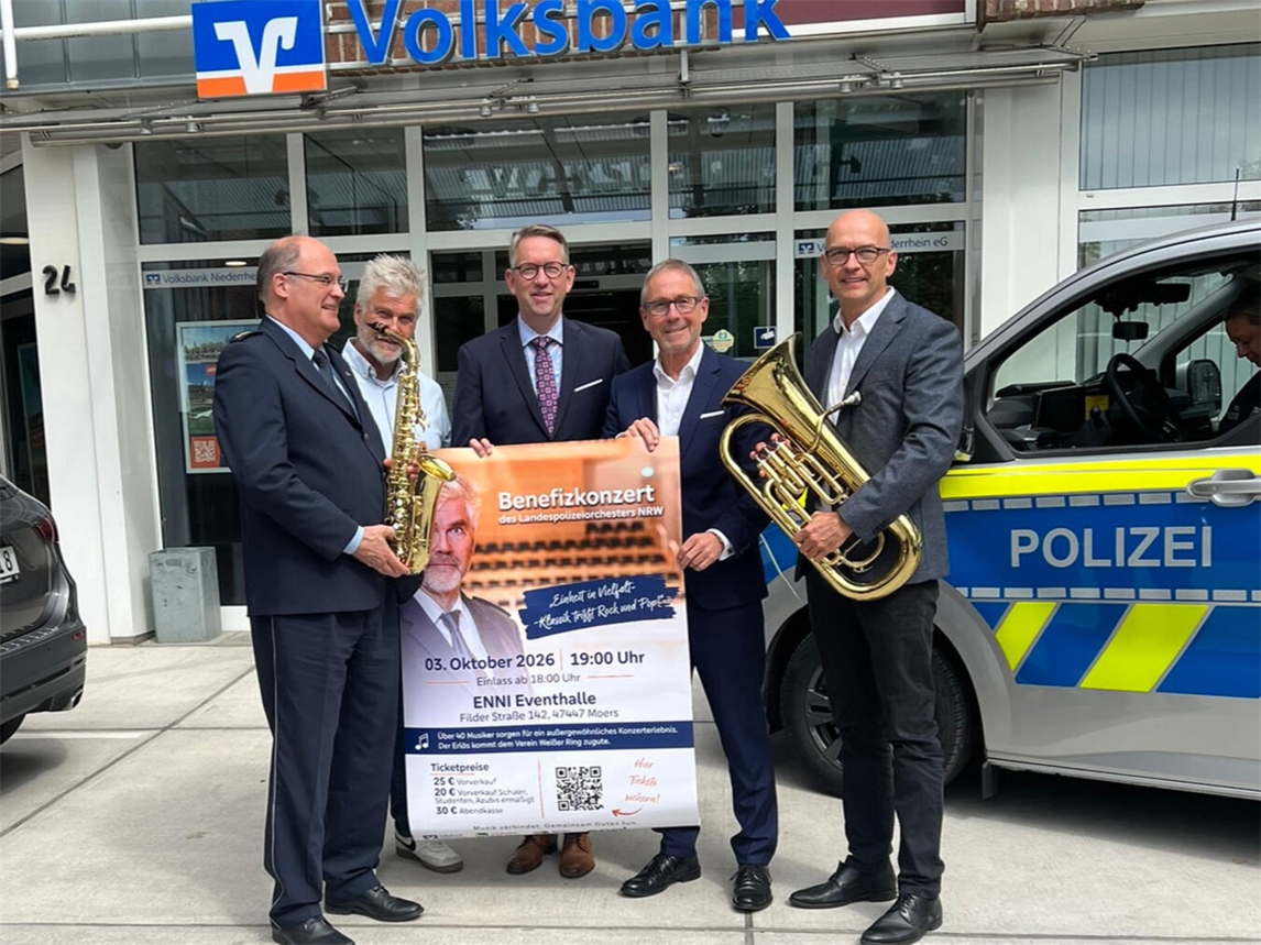 Polizeidirektor, Dirigent und Landrat bei Konzertvorstellung des Landespolizeiorchesters NRW in Wesel, 2023.