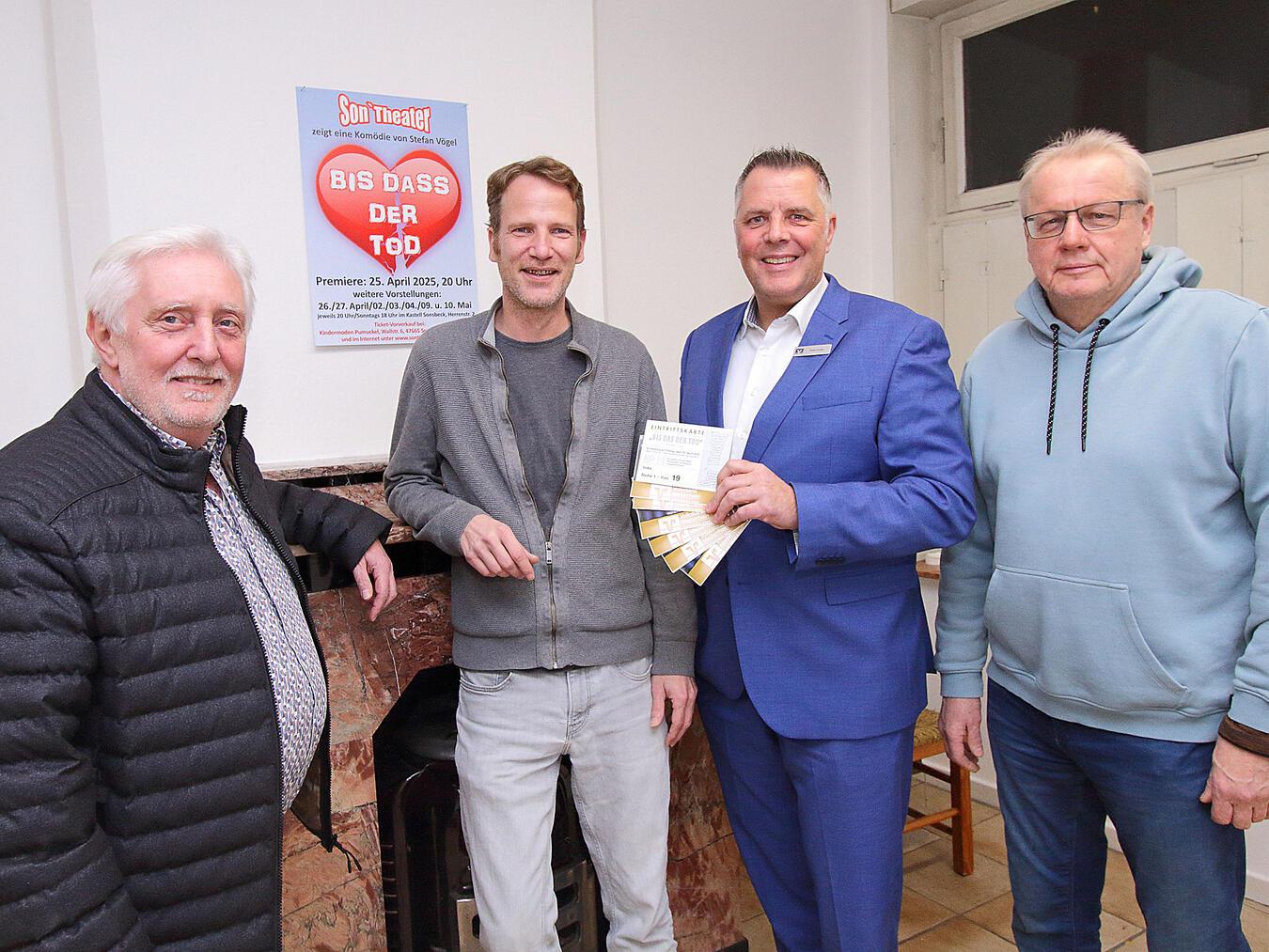 Freuen sich auf das neue Stück (v.l.): Dieter Kluth (1. Vorsitzender Son’Theater), Christian Grune (2. Vorsitzender), Timm Enters (Geschäftsstellenleiter Sonsbeck der Volksbank Niederrhein) und Manfred Gembries von Pumuckel. NN-Foto: Theo Leie