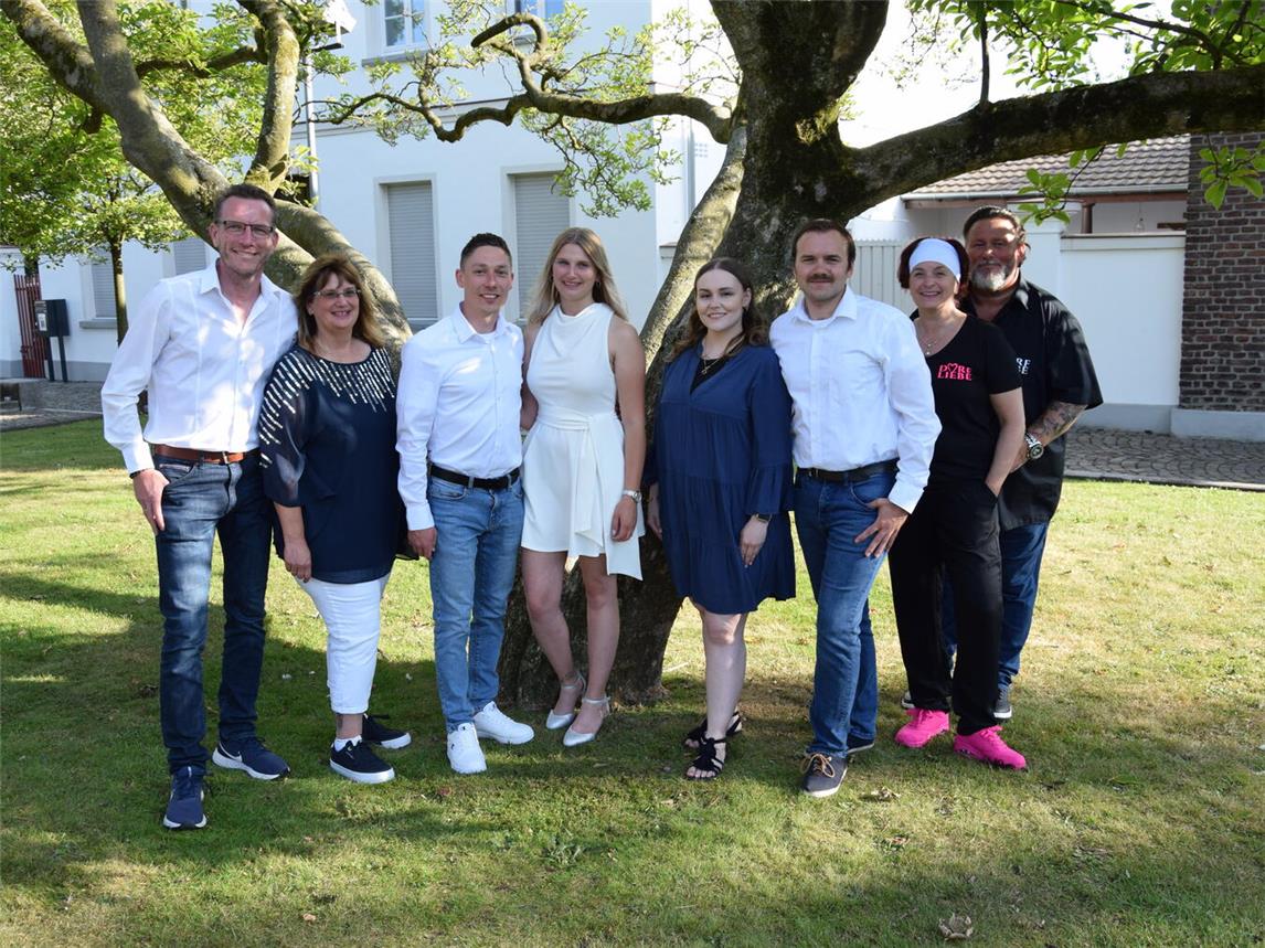 Freuen sich auf das Schützenfest in Aldekerk: (v.l.n.r.) Frank Mieske (Minister), Silke Mieske (Hofdame), Maik Kamp (Prinz), Aileen Mieske (Königin), Laura Doetsch (Hofdame), Dennis Heckenbach (Minister), Simone und Holger Wuttke (Mundschenkpaar).Foto: privat