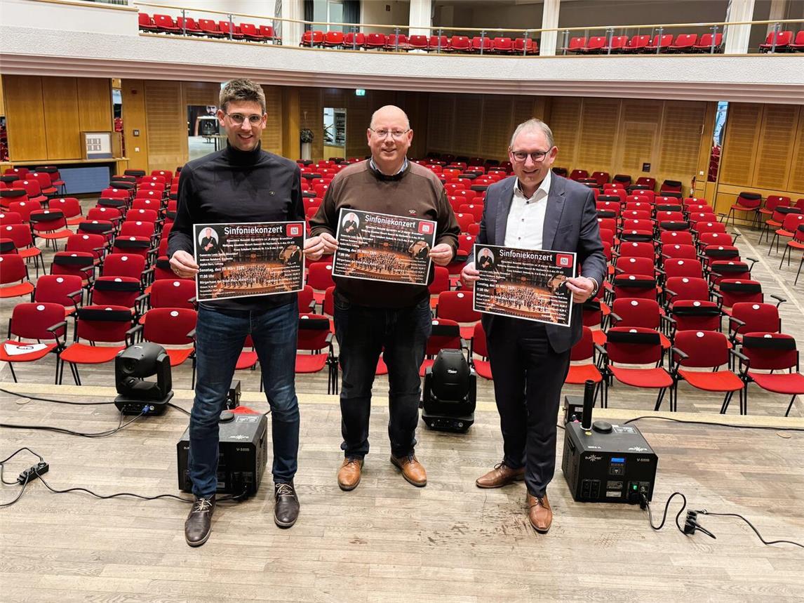 Freuen sich auf das Sinfoniekonzert mit dem Orchester aus Düsseldorf: (v. r.) Bürgermeister Sebastian Hense, Dirigent Stefan Burs und Jörn Franken (Stadt Rees). Foto: Stadt Rees