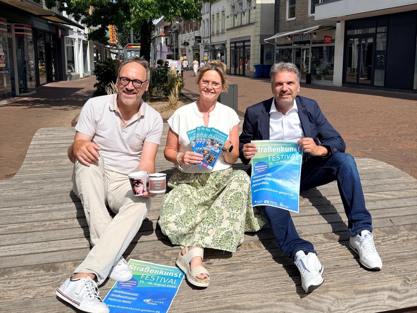 Rainer Niersmann, Carmen Eichler und Patrick Tekock beim Straßenkunst-Festival in Geldern, unterstützt von Sparkasse Krefeld.