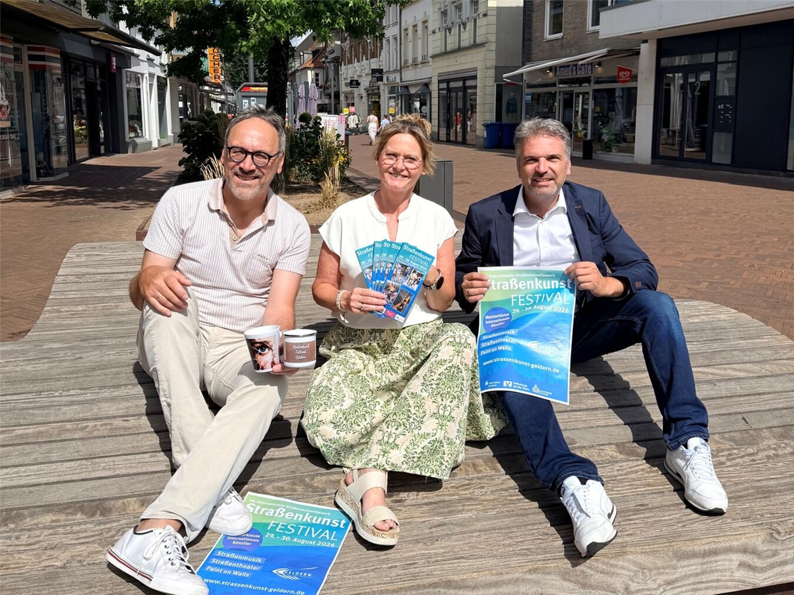 Rainer Niersmann, Carmen Eichler und Patrick Tekock beim Straßenkunst-Festival in Geldern, unterstützt von Sparkasse Krefeld.