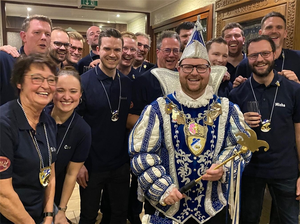 Freuen sich auf das Treffen der Jecken in der „Dorfschmiede“: Hartefelds Prinz Lucas I. (van Stephoudt), hier mit seiner „Altbiergarde“.Foto: Sabine van Stephoudt
