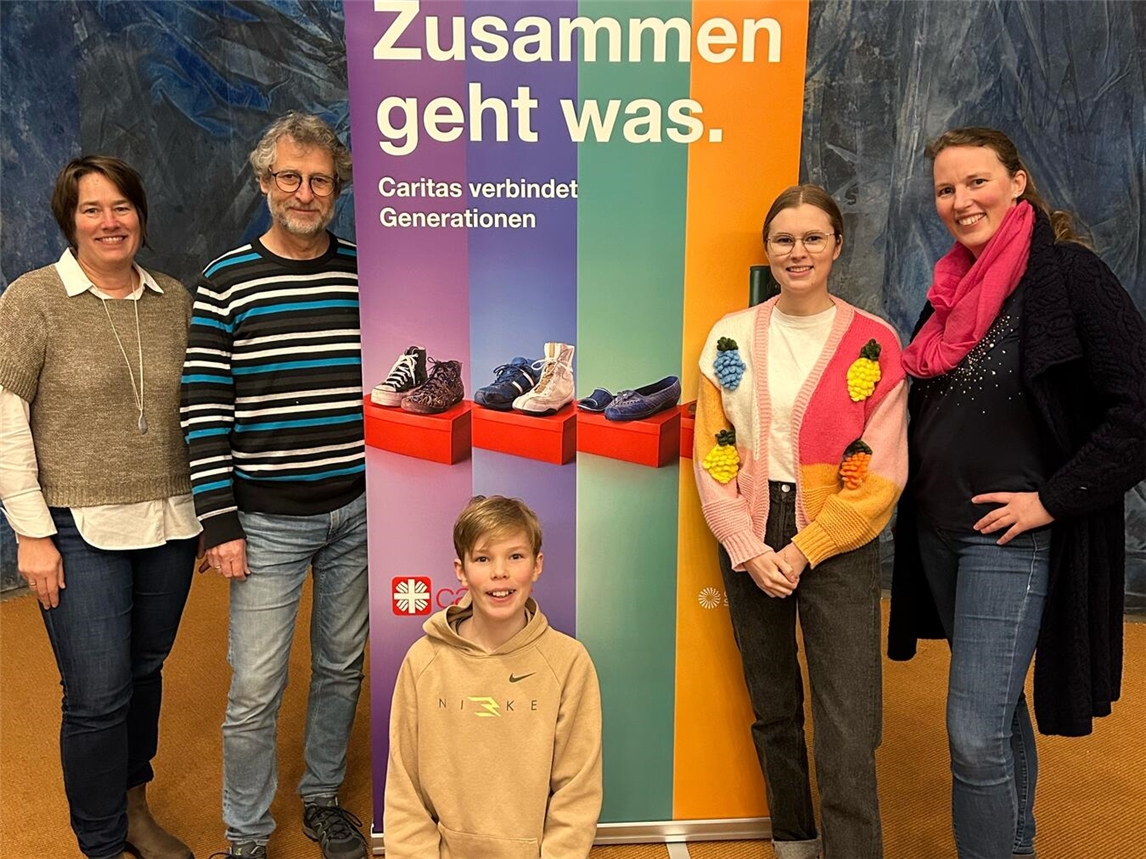 Freuen sich auf den Aktionstag zum Thema „Caritas verbindet Generationen“ am 20. März in der Heilig-Geist-Kirche in Emmerich: (v. l.) Rita Fergen, Ansgar Billen, Mirjam Hamacher und Anne-Kathrin Lehmann. Leonard Lehmann hat die geplanten Aktionen schon einmal getestet. Foto: CV Kleve