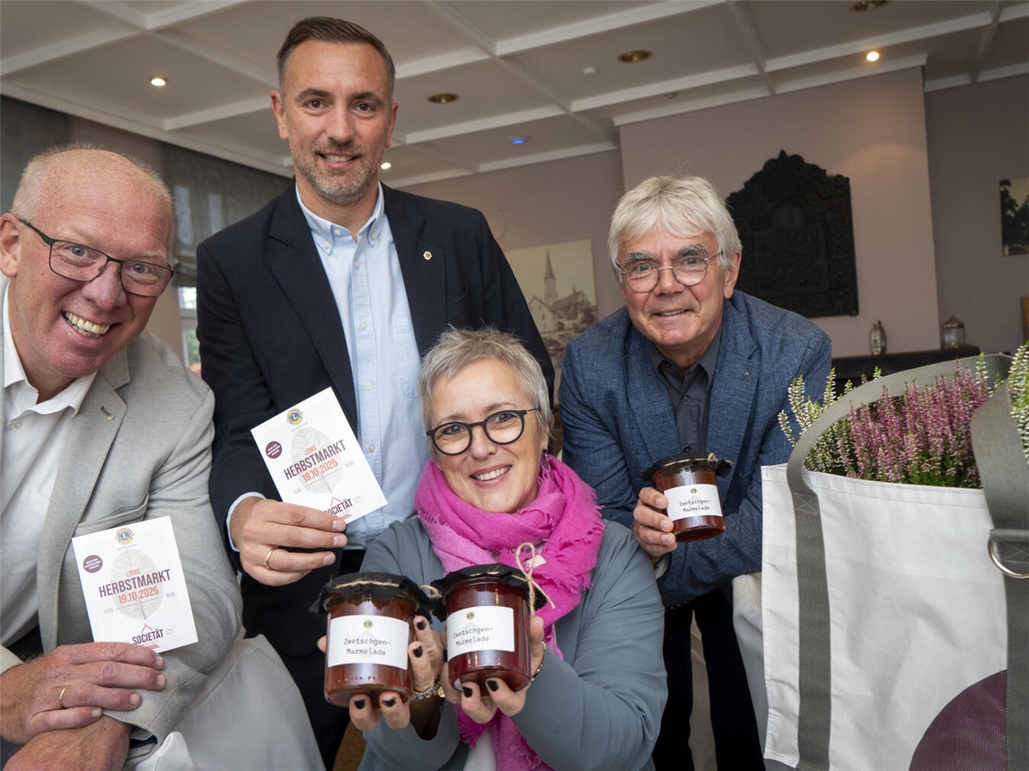 Freuen sich auf den dritten Herbstmarkt der Lions: (v. l.) Klaus Hegel, Lutz Reinhart-van Gülpen, Anna van Bebber und Dr. Volker Fischer-Kahle. NN-Foto: Gerhard Seybert