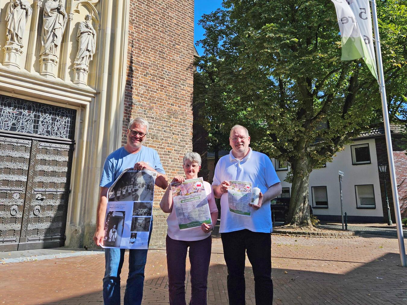 Freuen sich auf den Festreigen im September (v.l.): Thomas Grütters (Denkmal an Sonsbeck), Annette Hombücher (Vorstand Pfarreirat St. Maria Magdalena) und Pfarrer Günter Hoebertz. NN-Foto: vs
