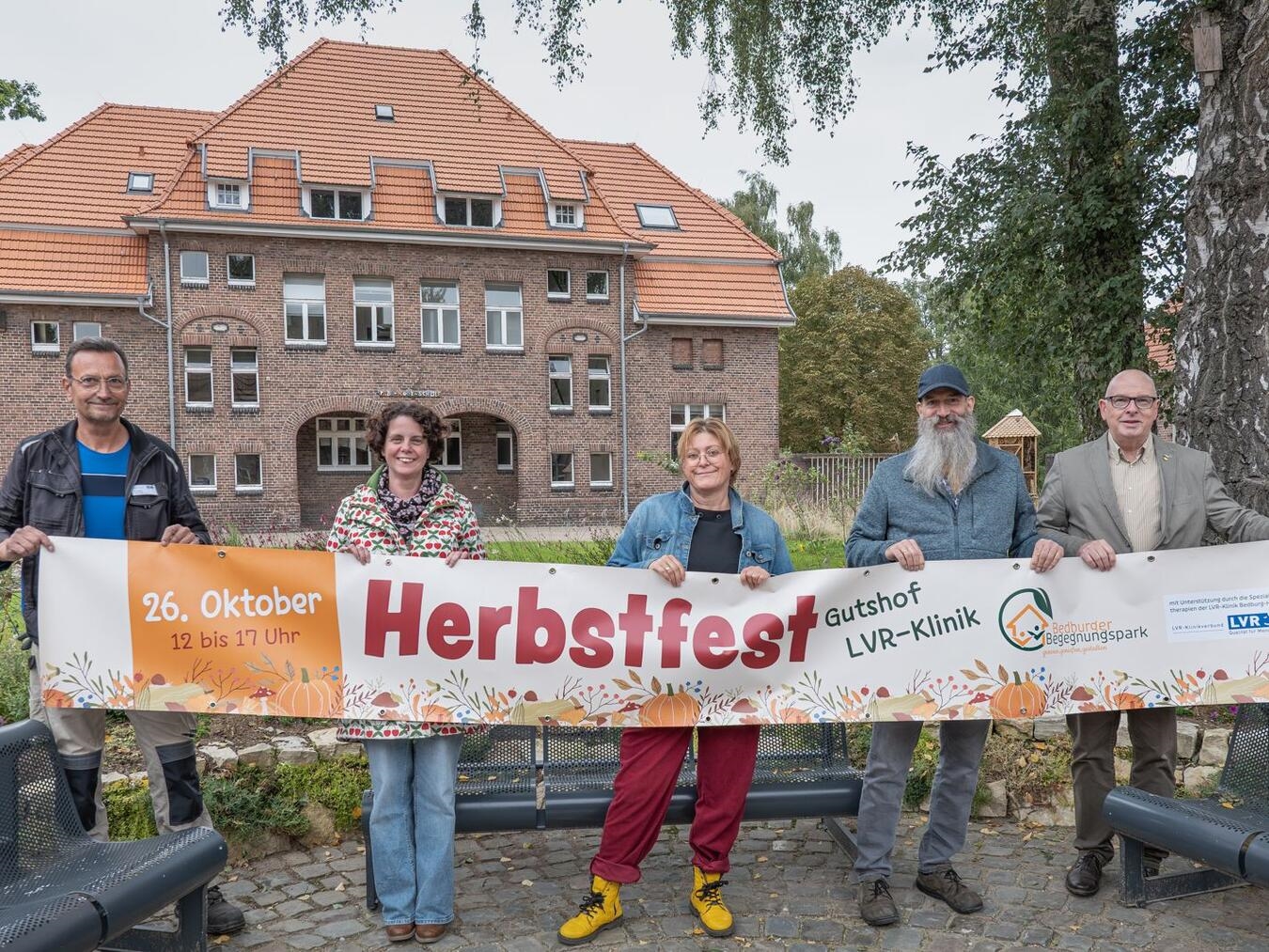 Fünf Jahre Begegnung und Freude Freuen sich auf den Hebrstmarkt (v.l.): Helmut Leygraaf (LVR-Klinik), Charlotte Giesbers-Reijngoudt (Förderverein Bedburger Begegnungspark), Sonja Fortkort-Roelofs (Förderverein Bedburger Begegnungspark), Matthias Häde (LVR-Klinik) und Alfred Derks (Förderverein Bedburger Begegnungspark). Foto: Förderverein