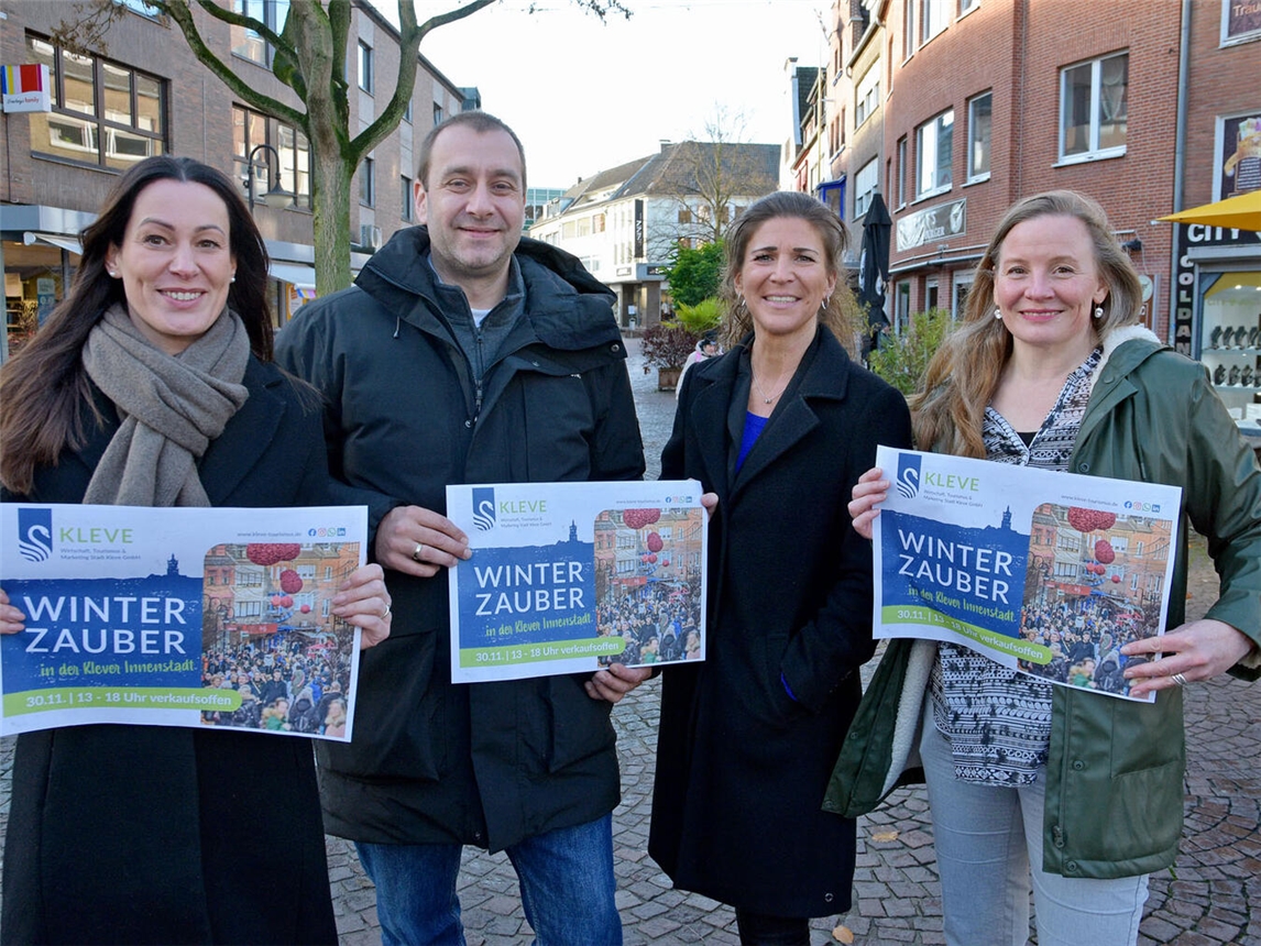 Freuen sich auf den Klever Winterzauber: Julia Koppetsch (Sparkasse Rhein-Maas), Citymanager Tobias Nelke sowie Verena Rohde und Mina van Lutterfeld (WTM). NN-Foto: Rüdiger Dehnen