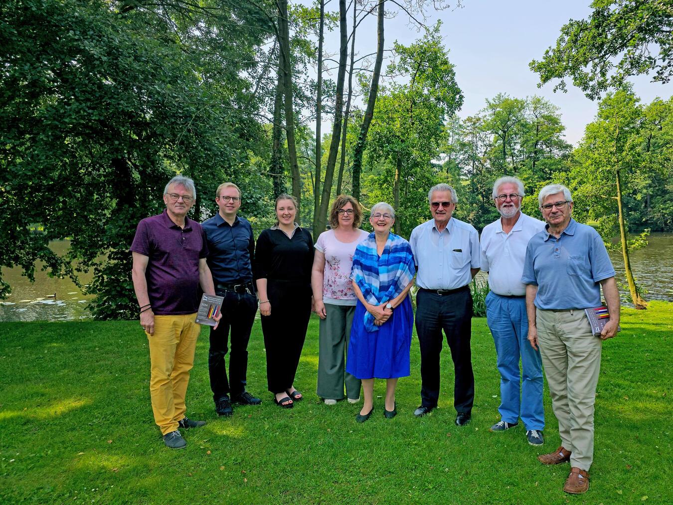 Freuen sich auf den Start des Musiksommers: Bogulsaw Strobel (rechts) und die Organisatoren und Gastgeber. NN-Foto: HF