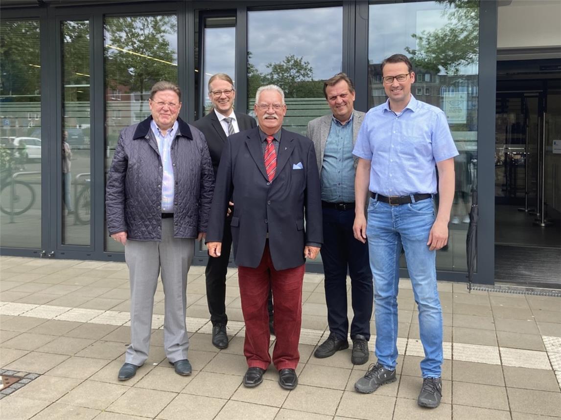 Freuen sich auf die anstehende Kirmes (v.l.): Peter Tenhaef, Vorsitzender der Geselligen Vereine Kevelaer; Bürgermeister Dr. Dominik Pichler; Festkettenträger Jürgen Völlings; Dirk Janßen, Vorsitzendender des Schaustellerverbandes Kleve-Geldern; und Heinz-Josef Theunissen, Abteilungsleiter, Sicherheit und Ordnung, Wallfahrtsstadt Kevelaer.Foto: Wallfahrtsstadt Kevelaer