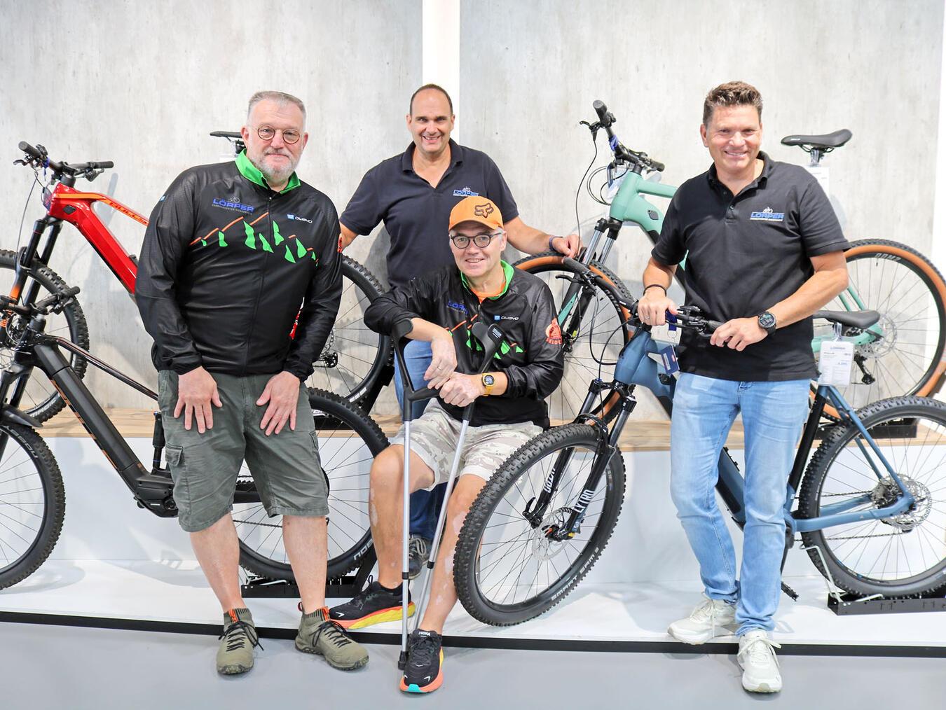 Freuen sich auf die Benefiz-MTB-Tour (v. l.): Andreas Koch (Velo Ciraptor Goch), Kai Hoffmann (Fahrrad Lörper), Marcus Heubach (Velo Ciraptor Goch) und Carlo Lörper, erneut Gastgeber der Veranstaltung. NN-Foto: CDS