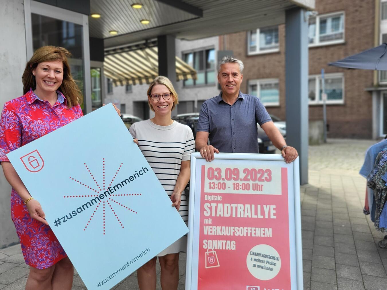 Freuen sich auf die digitale Stadtrallye und geben einen ersten Hinweis auf den Startpunkt der „Schnitzeljagd“: (v. l.) Verena van Niersen, Sara Kreipe und Michael Terstegen. NN-Foto: MB