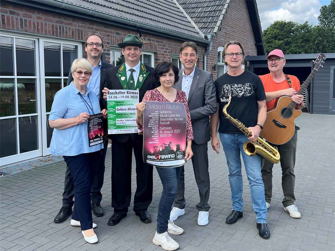Freuen sich auf die Festtage auf der Boeckelt: (v.l.n.r.) Inge Giesen, Kunstverein Gelderland, Andreas Gansen (Sparkasse Krefeld), Brudermeister Walter Kempkens, Gabi Engelke (Geldern Allstars), Markus Bexte (Volksbank an der Niers) und die Musiker André Jockweg und Reiner van Treeck.NN-Foto: Andrea Kempkens