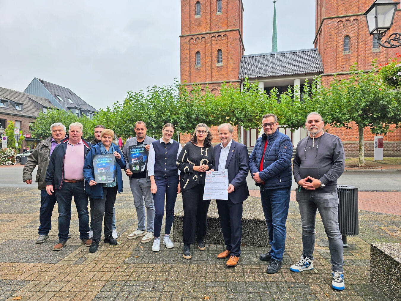 Spaß für Jung und Alt auf
der Uedemer Fliegenkirmes Freuen sich auf die Fliegenkirmes mit vielen Besuchern: Die Vertreter der Veranstalter und Schausteller. NN-Foto: T. Langer