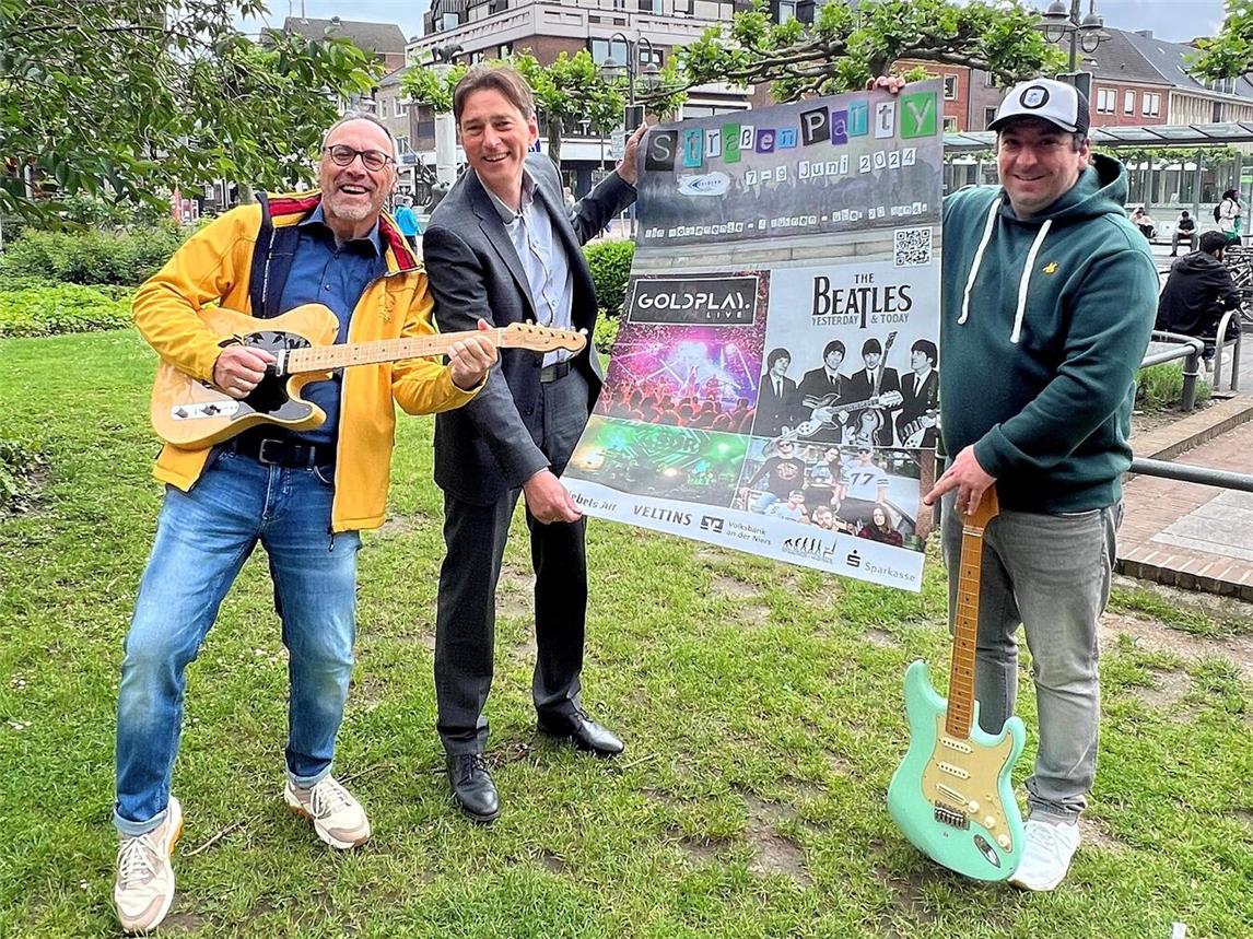 Freuen sich auf die Gelderner Straßenparty 2024: Rainer Niersmann, Markus Bexte (Volksbank an der Niers) und Benedikt May (v.l.n.r.).NN-Foto: AK