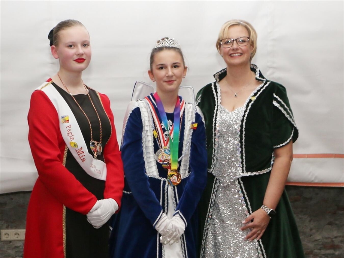 Freuen sich auf die Jubiläumssession: Prinzessin Nadine I., Prinzessin Pauline I. und Pagin Mia (v.r.n.l.).Fotos: Ralf Plaumann