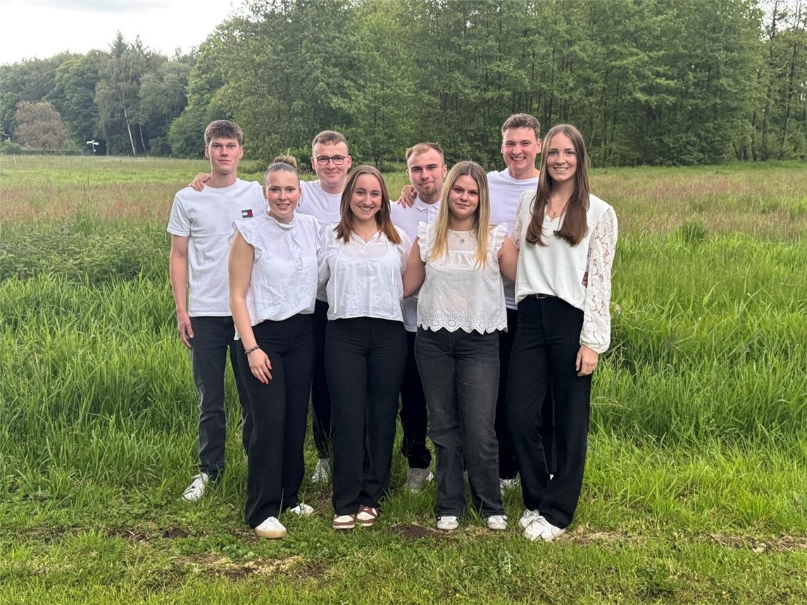 Freuen sich auf die Kirmes in Kapellen: die Ministerpaare Janik van Betteray mit Tami Teeuwen sowie Luis Kreutz und Anna Winnekens Müller, das Königspaar Luc Heußen und Mia Koenen, sowie das Ministerpaar Janis Neuhausmann mit Laura Tennagels. Foto: Bruderschaft