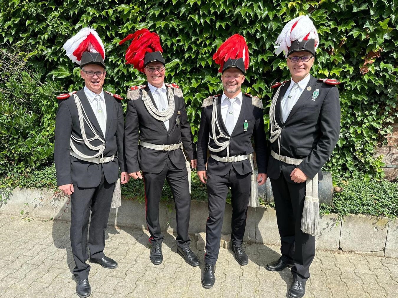 Freuen sich auf die Kirmes und das Schützenfest in Walbeck: (v.l.n.r.) Dirk Holterbosch (2. Hauptmann), Guido Beerden (Major), Ludger Hils (Adjutant) und Thomas van den Berg (1. Hauptmann).Foto: St. Antonius- und Sebastianusbruderschaft Walbeck