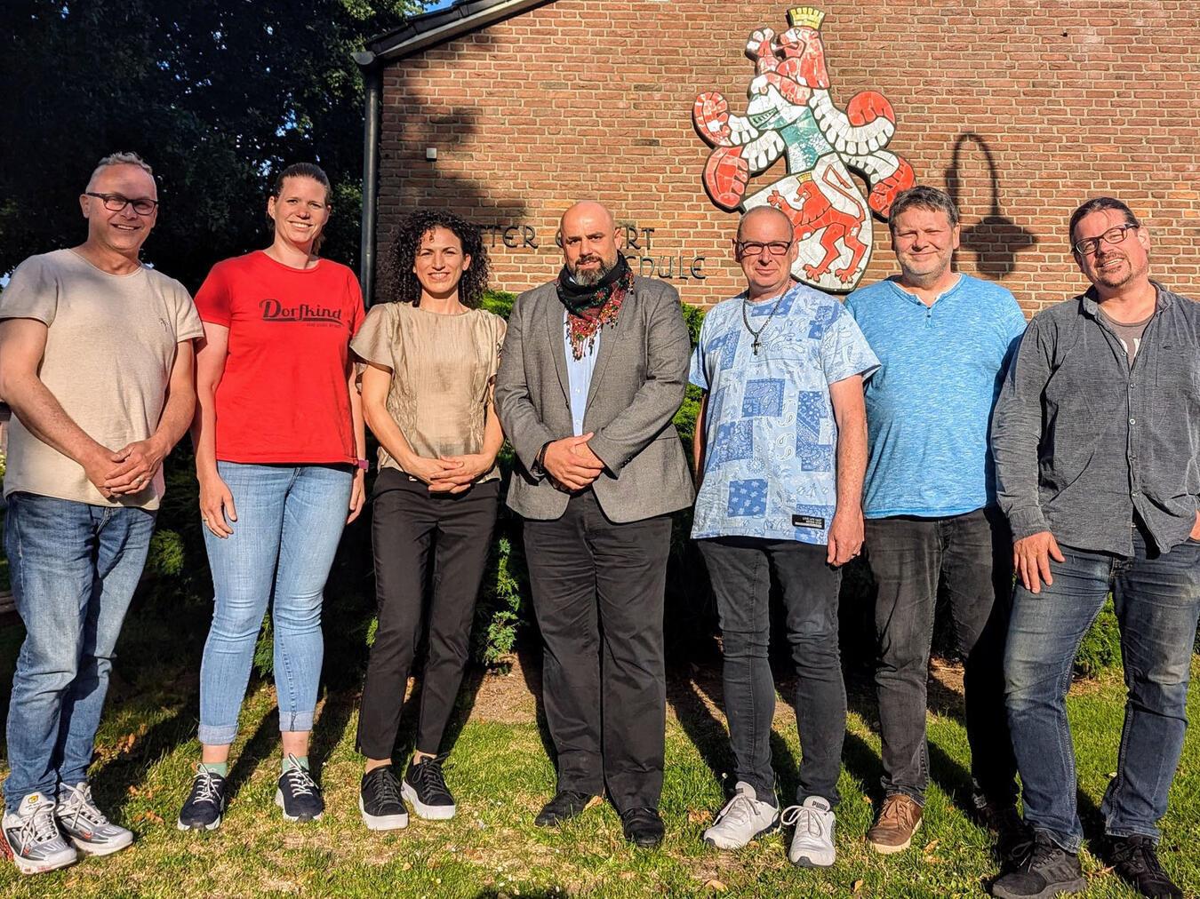 So wird‘s was mit dem Schützenfest Freuen sich auf die Kirmes und vor allem auf viele Gäste (v.l.): Jo Tekath, Tanja Slaats-Interbieten, Sükriya und Ferdi Özden, Andreas Tekath, Dirk Kosmell und Tim Verfondern. NN-Foto: vs