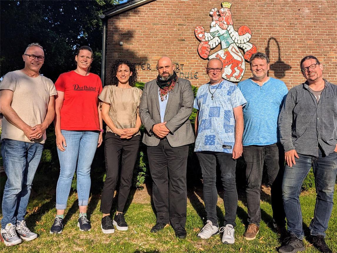 Freuen sich auf die Kirmes und vor allem auf viele Gäste (v.l.): Jo Tekath, Tanja Slaats-Interbieten, Sükriya und Ferdi Özden, Andreas Tekath, Dirk Kosmell und Tim Verfondern. NN-Foto: vs