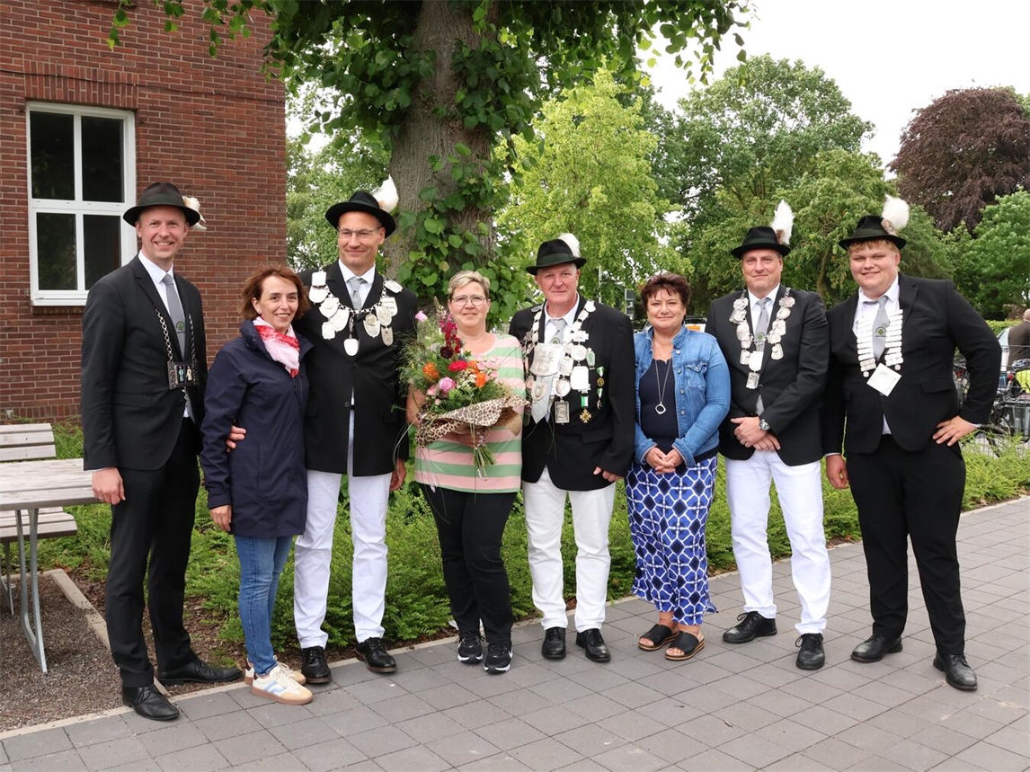 "Fröhliche Schützenbruderschaft-Mitglieder auf der Kirmes: Peter Stenmans, Markus und Ina Geurts, Jochen und Denise Janßen, Carsten und Ruth Lerch, Mathis Fink."