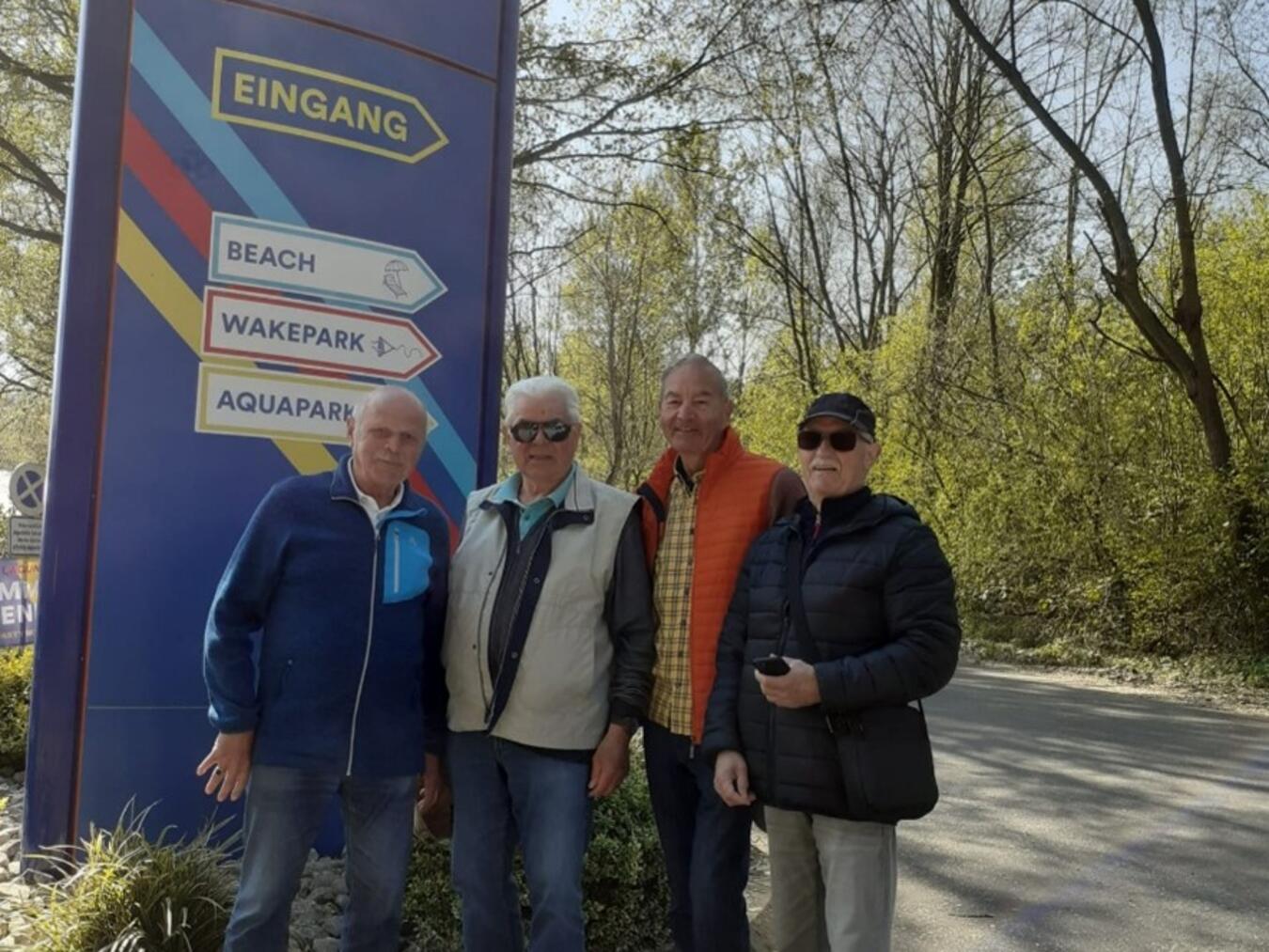 Wanderung an der Blauen Lagune in Herongen Freuen sich auf die nächste Wanderung an der Blauen lagune: (v.l) Hans Kreutzer, Willi Smeets, Wolfgang Marliani, Peter Schiffer. Foto: Privat