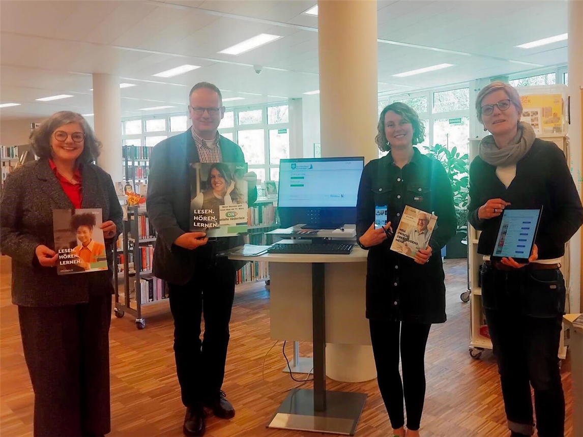 Freuen sich auf die neuen Funktionen und das neue Design der Online-Plattform für die Stadtbüchereien: (v. li.) Andrea Joosten (Emmerich), Thomas Dierkes (Rees), Imke Lucka (Wesel) und Ingrid Kreiten (Hamminkeln). Foto: Stadt Rees