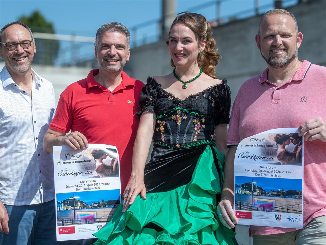 Freuen sich auf die Operette im Espresso-Format (v.l.n.r.): Rainer Niersmann, Patrick Tekock (Sparkasse Krefeld), Désirée Brodka und Carsten Zündorf.NN-Foto: Gerhard Seybert