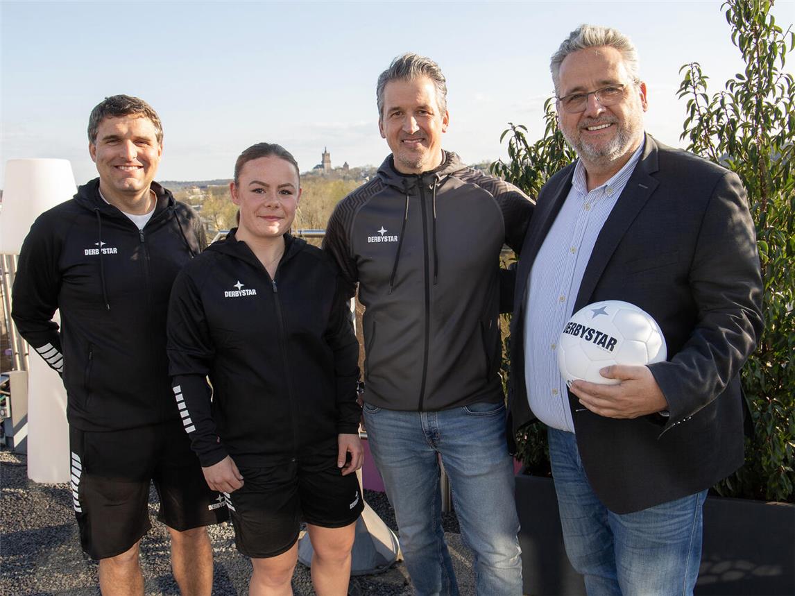 Freuen sich auf die Partnerschaft (v.l.): Sandro Scuderi (Trainer VfR Warbeyen), Mariken Kroon (Spielerin VfR Warbeyen), Oliver Neumann (Category Manager Derbystar), Christian Nitsch (1. Vorsitzender VfR Warbeyen). Foto: Derbystar