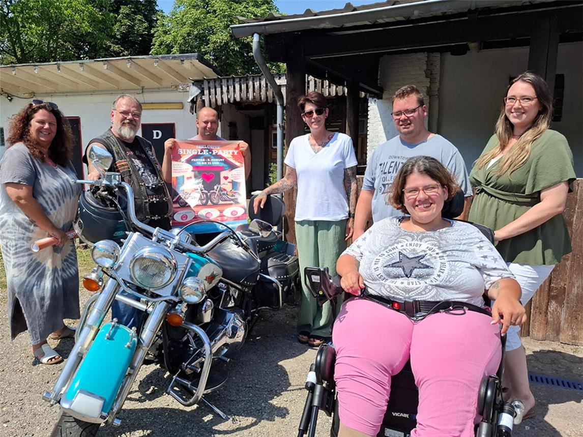Freuen sich auf die Party (v.l.): Carola Janßen, Ralph Lehwald, Dominik Leimann, Maren Schröder-Arntzen, Pascal Simons, Joelle Herzberg und Julia Lange. Foto: Lebenshilfe Unterer Niederrhein